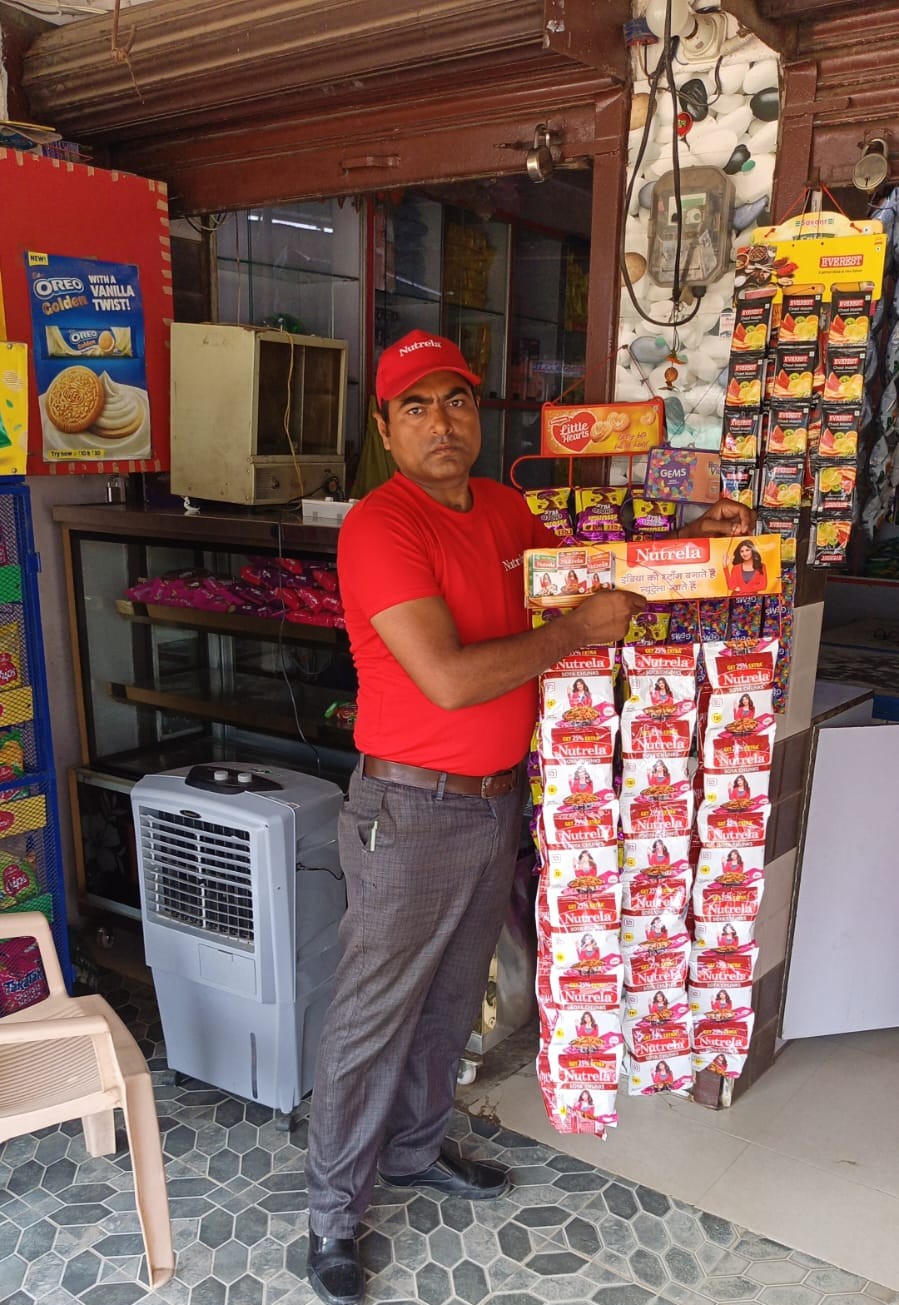 Nutrela product seeding — field executive at retail outlet